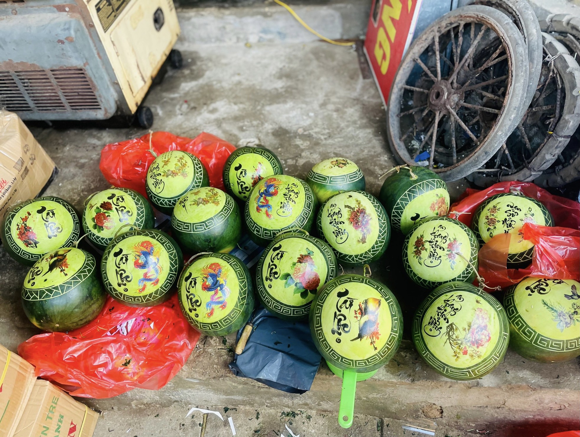 Dưa hấu tỉa thành hình rồng vàng, giá cao vẫn đắt khách - Ảnh 10