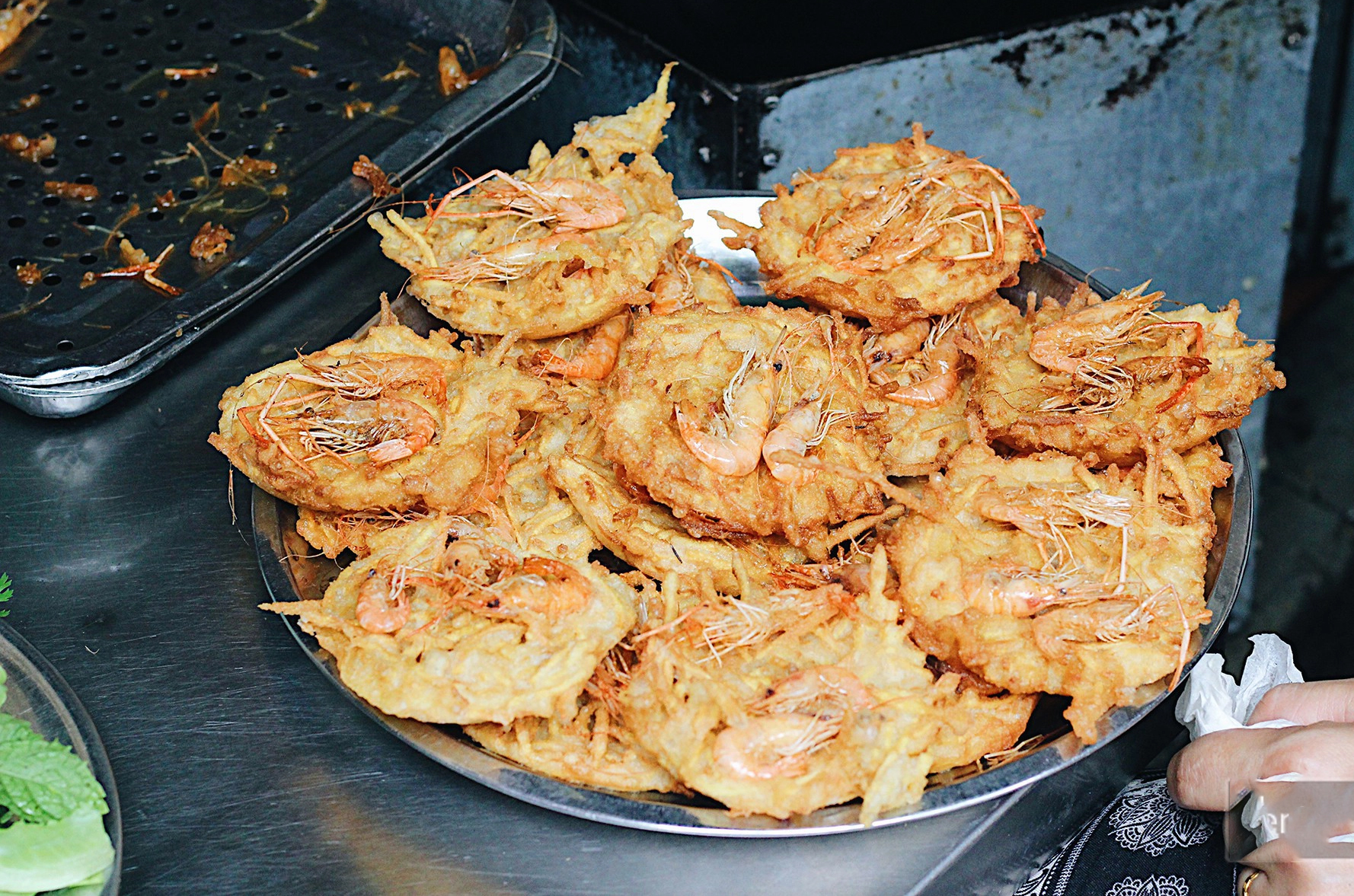 Cảnh tượng khách nước ngoài xếp hàng chờ ăn bánh tôm ở một khu chợ tại Hà Nội khiến nhiều người bất ngờ - Ảnh 3