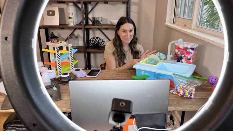 Đến lượt Trung Quốc dạy người Mỹ cách bán hàng livestream trên Tiktok: Kiếm 11.000 USD chỉ trong 1 buổi chiều, khách hàng phương Tây mê mệt kiểu chào hàng phương Đông - Ảnh 4