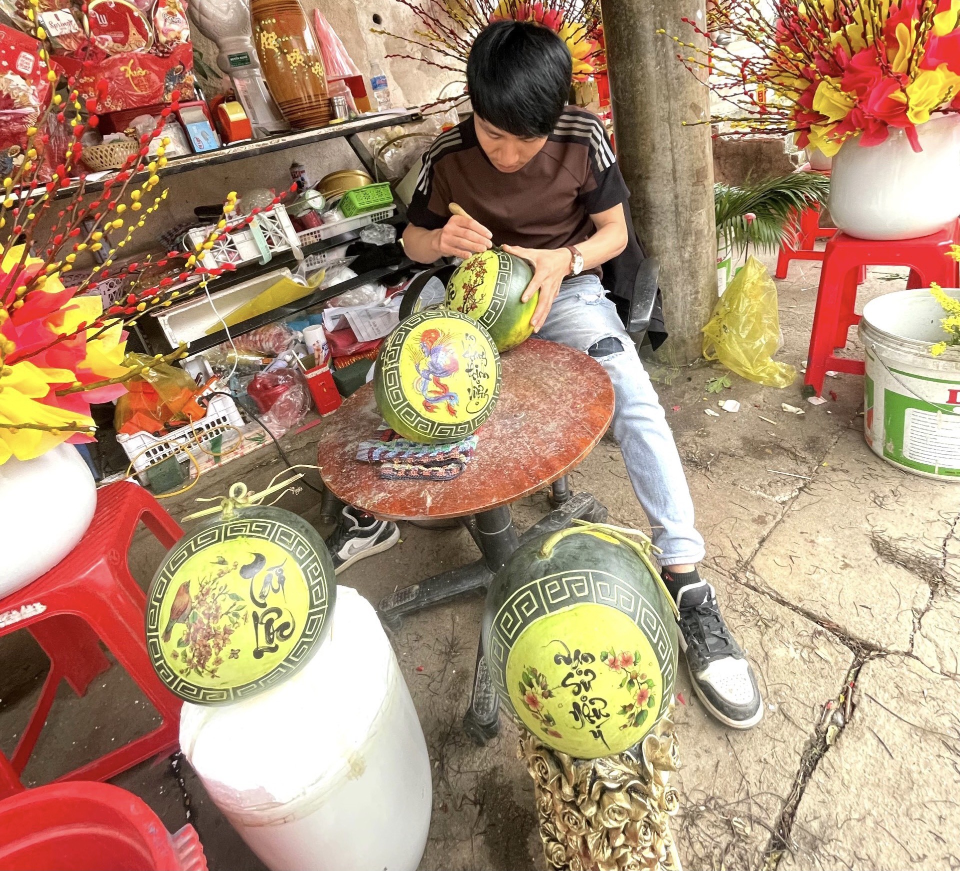 Dưa hấu tỉa thành hình rồng vàng, giá cao vẫn đắt khách - Ảnh 8