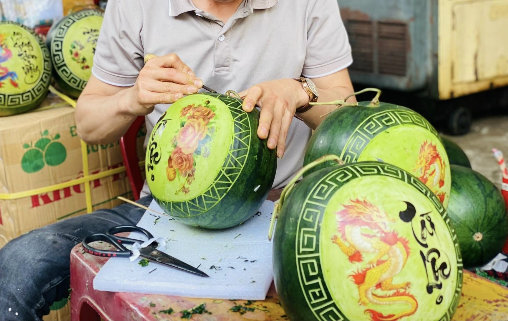 Dưa hấu tỉa thành hình rồng vàng, giá cao vẫn đắt khách - Ảnh 7