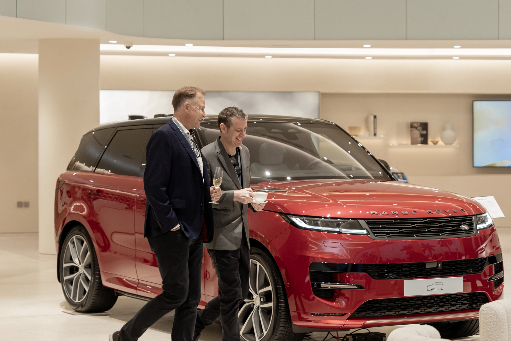 Đoàn JLR châu Á-Thái Bình Dương: ‘Trung tâm trưng bày mới của Land Rover Việt Nam ấn tượng nhưng không dễ nhân rộng’ - Ảnh 12