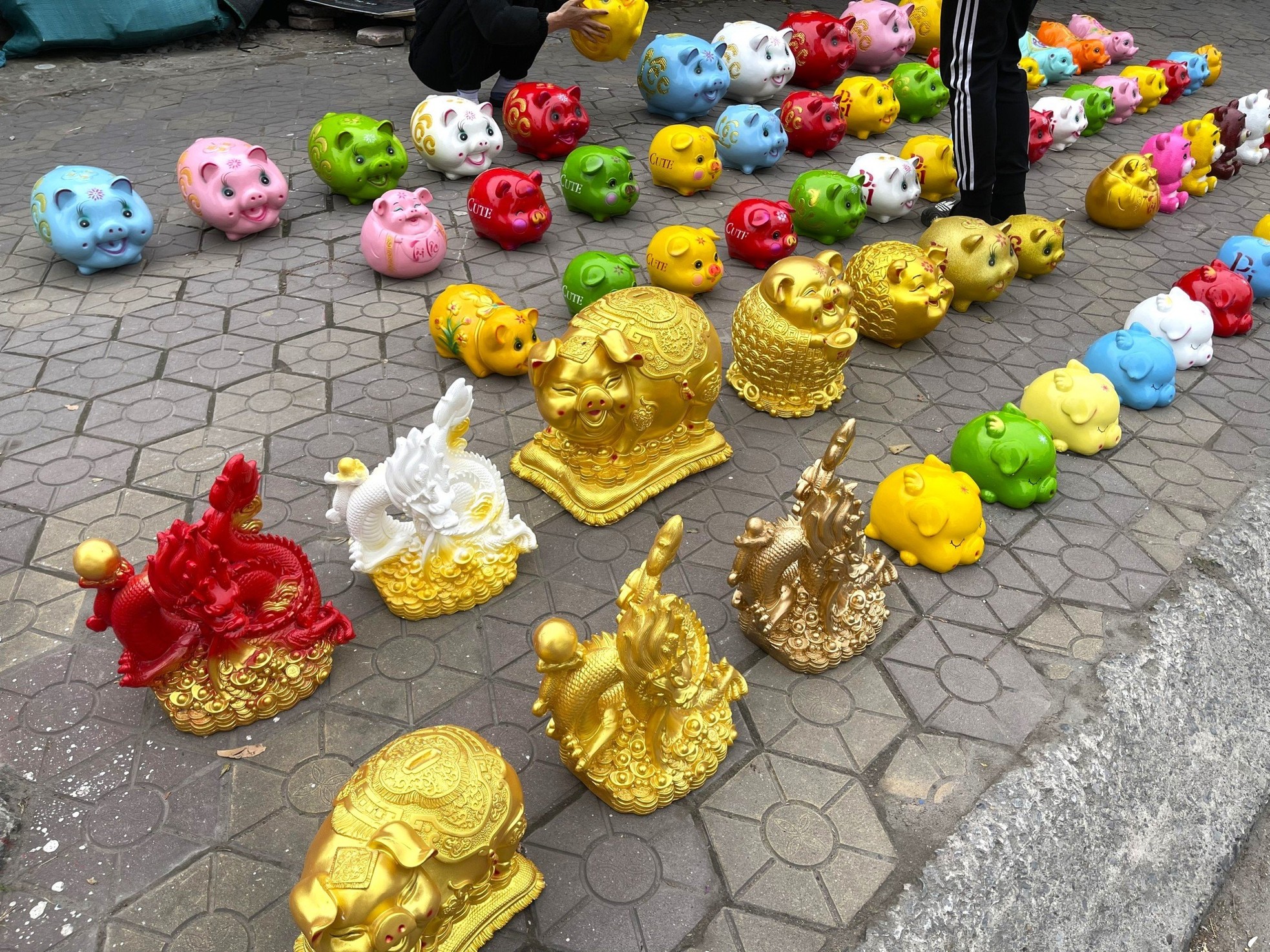 Mua rồng vàng, lợn đất lấy 'vía' may mắn cho năm mới - Ảnh 5