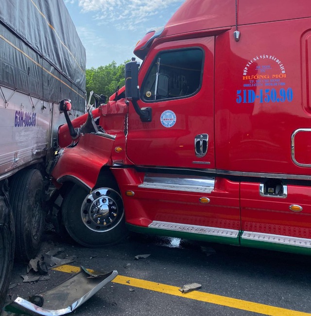 23 giây toàn cảnh vụ tai nạn thảm khốc ở cao tốc Cam Lộ - La Sơn, 2 mẹ con tử vong - Ảnh 2