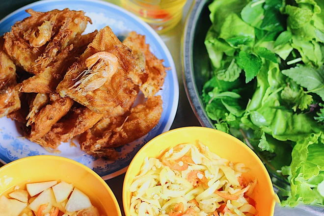 Cảnh tượng khách nước ngoài xếp hàng chờ ăn bánh tôm ở một khu chợ tại Hà Nội khiến nhiều người bất ngờ - Ảnh 4