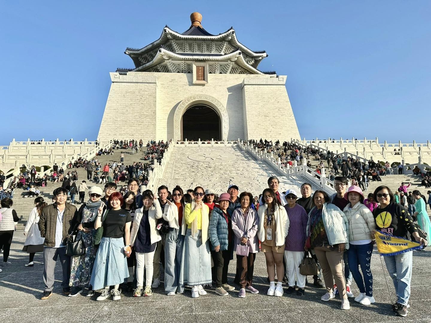 Người Việt nô nức xuất ngoại, du lịch Tết trong nước vẫn đông nghịt - Ảnh 1