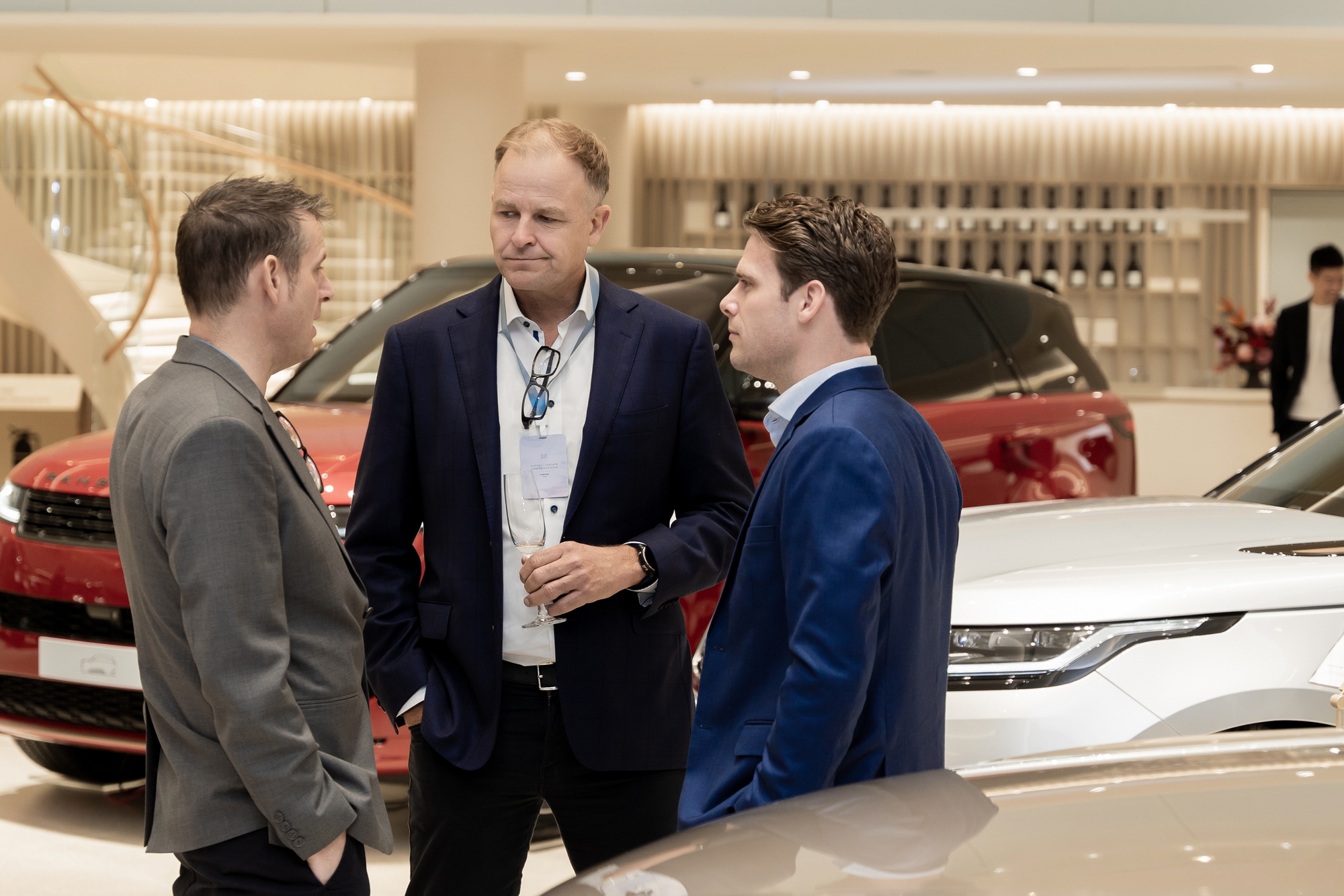 Đoàn JLR châu Á-Thái Bình Dương: ‘Trung tâm trưng bày mới của Land Rover Việt Nam ấn tượng nhưng không dễ nhân rộng’ - Ảnh 1