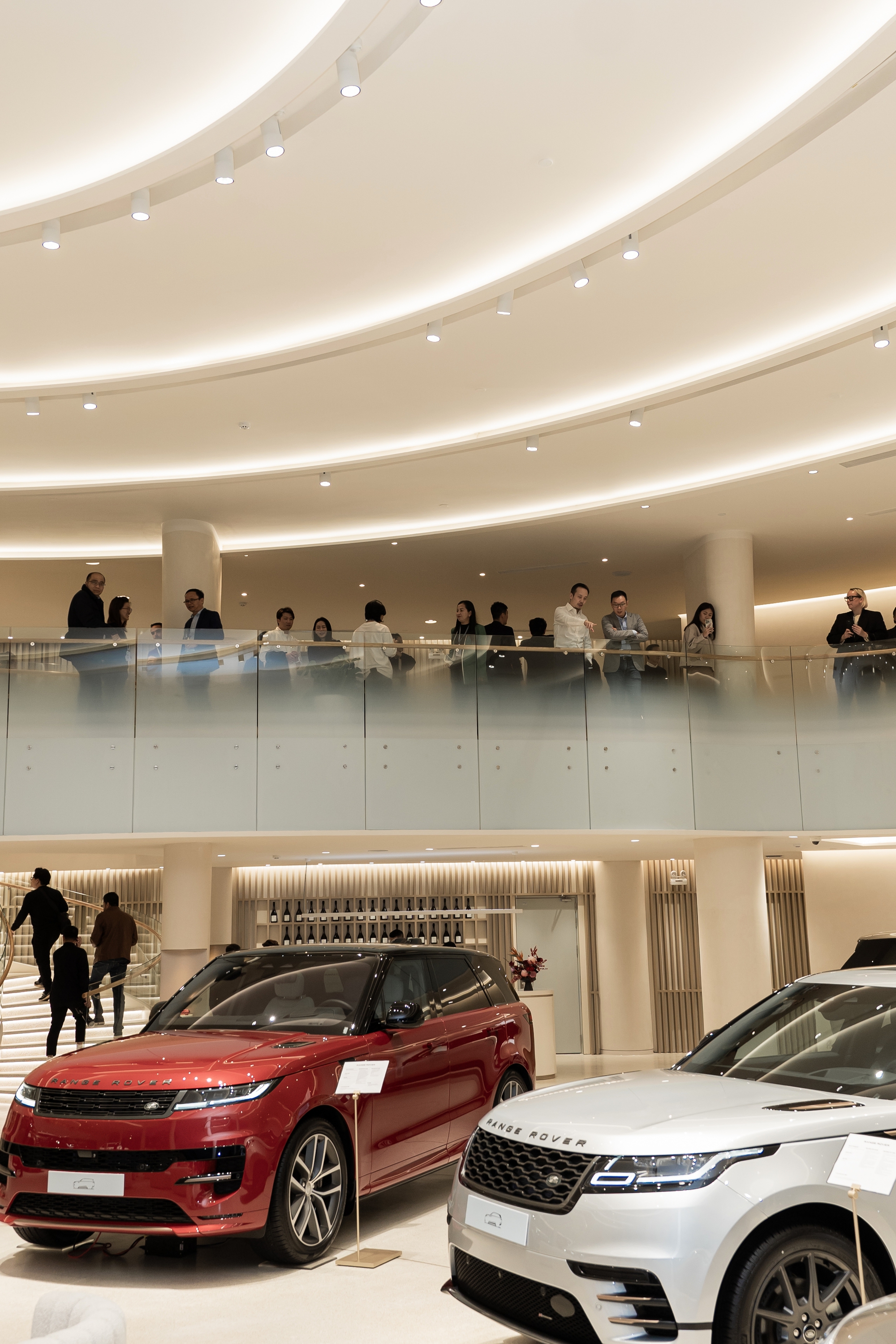 Đoàn JLR châu Á-Thái Bình Dương: ‘Trung tâm trưng bày mới của Land Rover Việt Nam ấn tượng nhưng không dễ nhân rộng’ - Ảnh 13