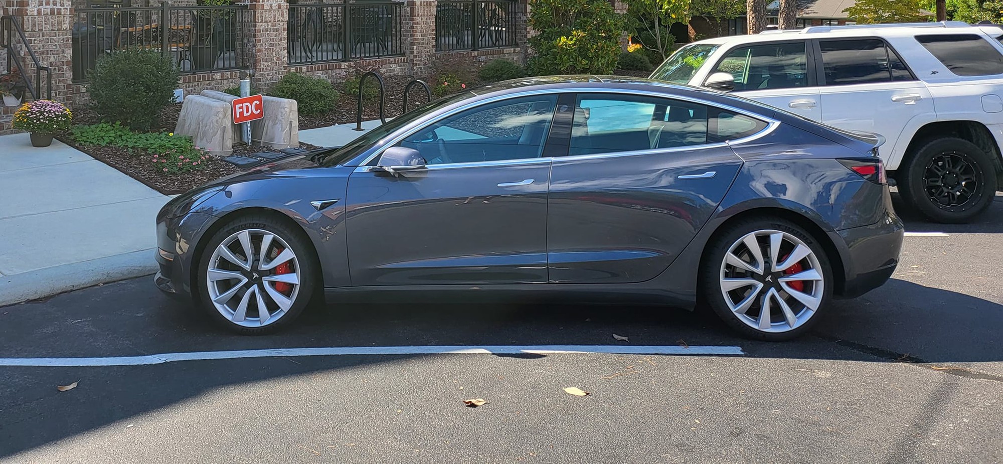 Có 3 ô tô vẫn mua thêm VinFast VF 8, chủ xe chia sẻ: ‘Còn vấn đề nhưng tốt hơn nhiều review trên mạng, thay Jeep đi hàng ngày’ - Ảnh 2