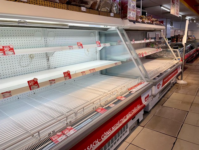 Bất ngờ cảnh trái ngược giữa chợ và siêu thị sáng 30 Tết - Ảnh 10