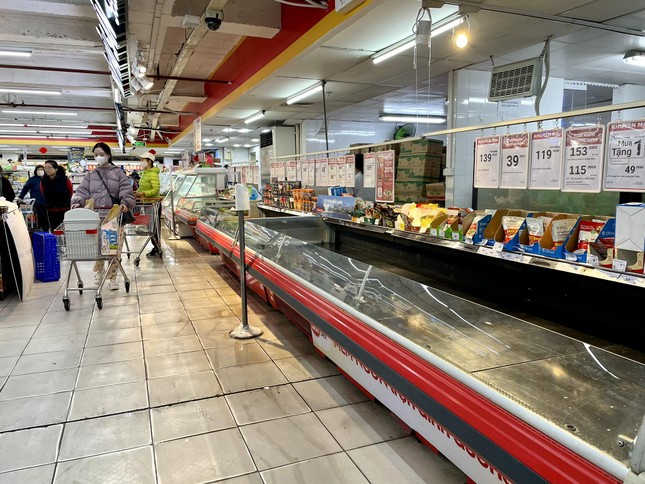 Bất ngờ cảnh trái ngược giữa chợ và siêu thị sáng 30 Tết - Ảnh 11