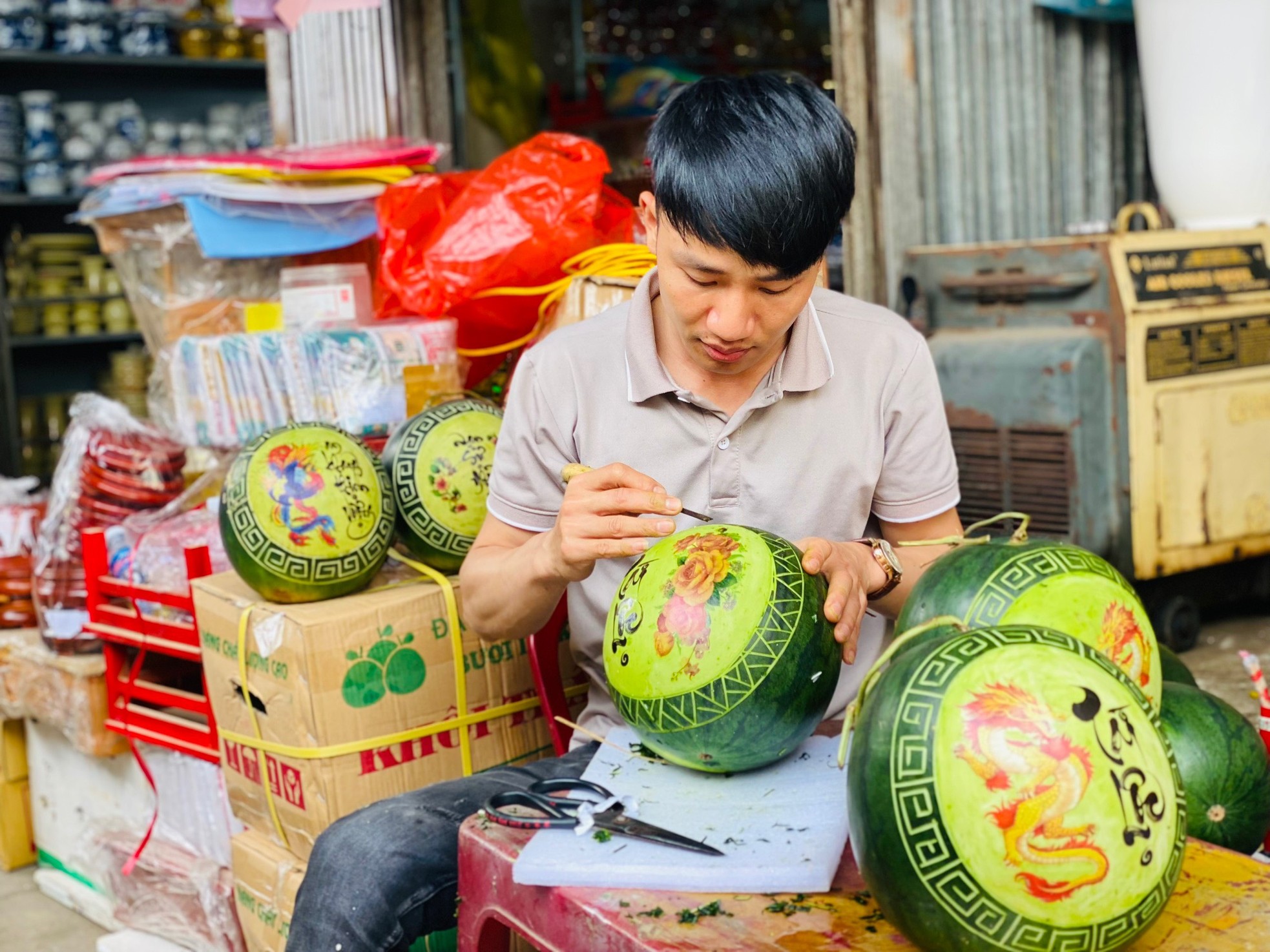 Dưa hấu tỉa thành hình rồng vàng, giá cao vẫn đắt khách - Ảnh 1