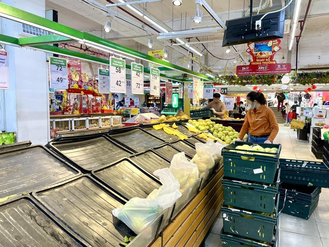 Bất ngờ cảnh trái ngược giữa chợ và siêu thị sáng 30 Tết - Ảnh 9