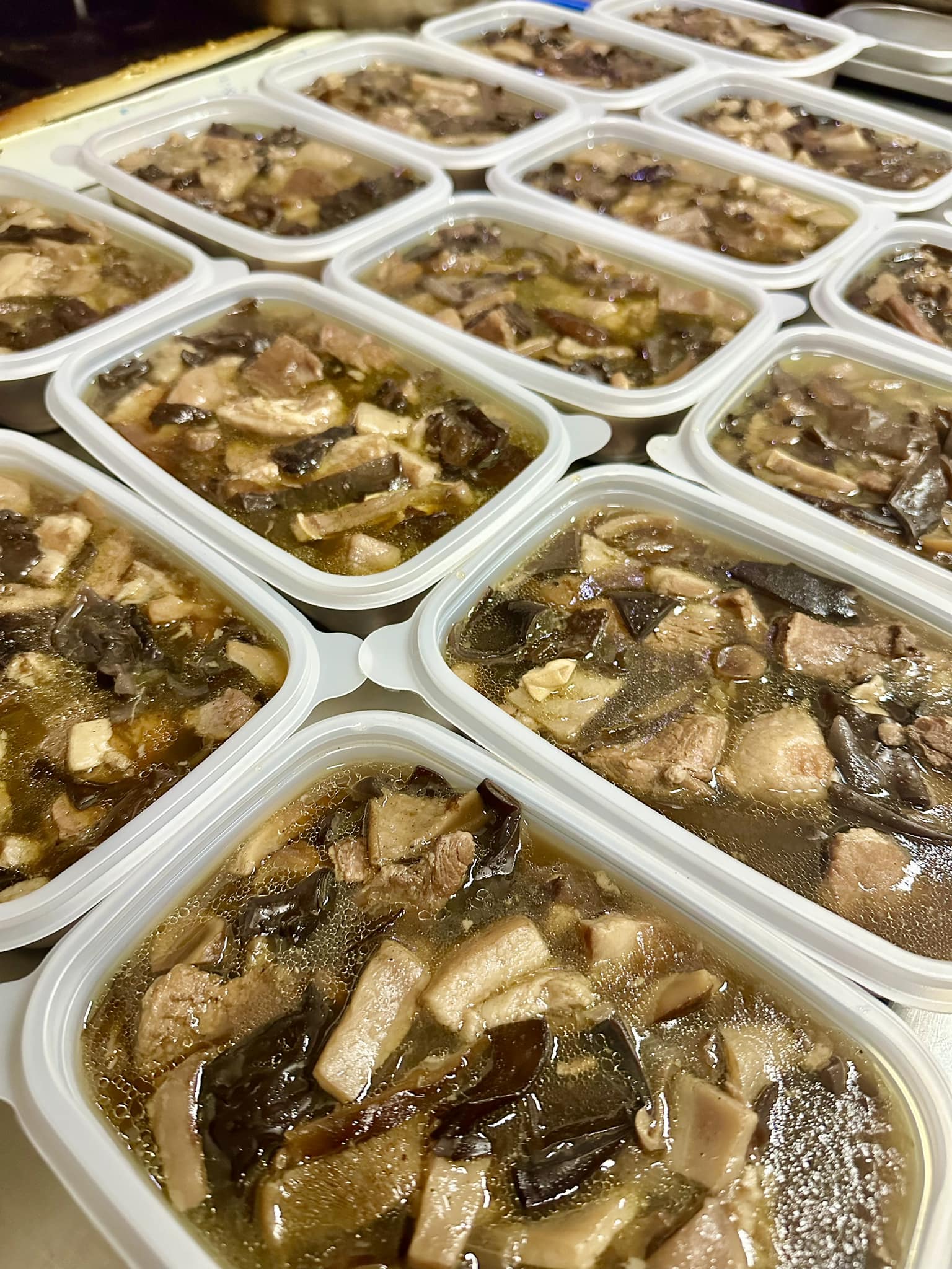 Loạt món ăn ngày Tết ra nước ngoài, một món đặc sản gây thương nhớ rất khó gửi đi - Ảnh 9