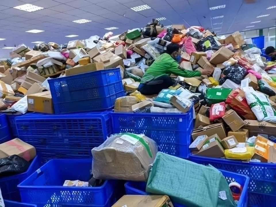 Cảnh trái ngược sát Tết: Nơi hàng hoá chất cao như núi, nơi khoe đơn đi như thác lũ, tài xế kiếm đậm - Ảnh 1