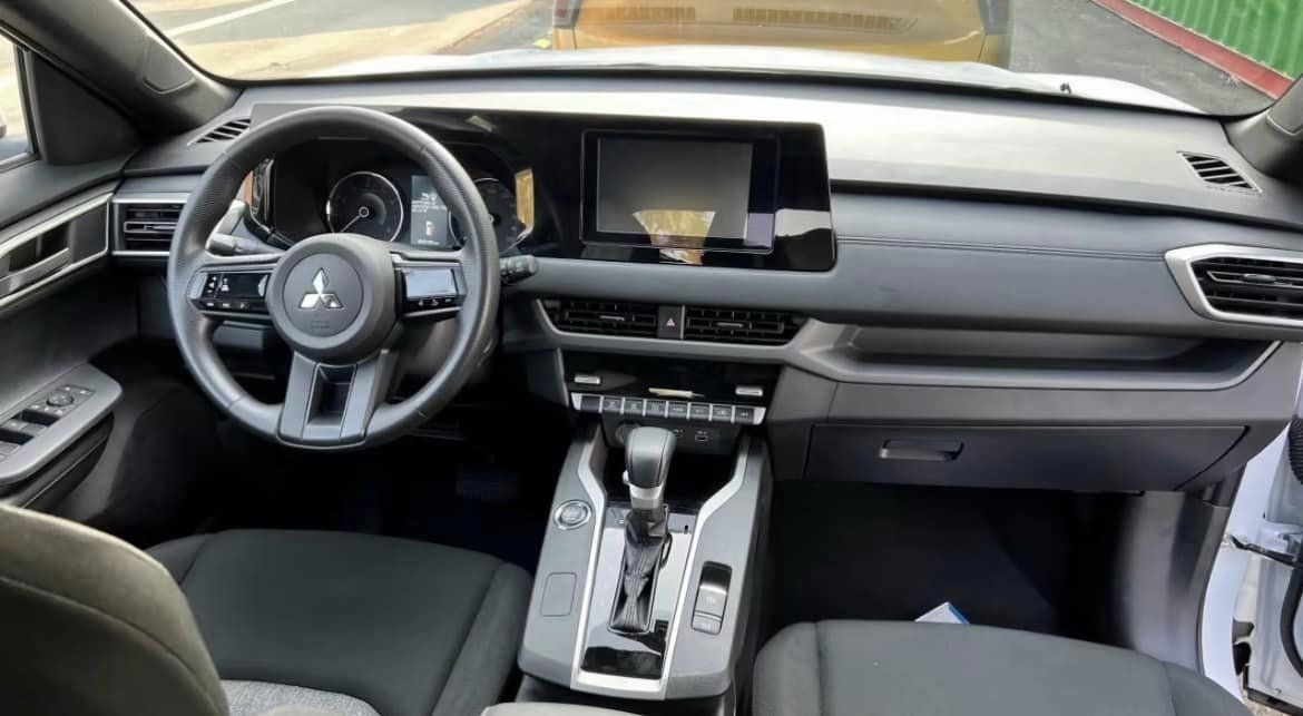 Ảnh thực tế Mitsubishi Xforce base giá 620 triệu vừa về Việt Nam: Mâm nhỏ, ghế nỉ, lược bớt tiện nghi so với bản cao - Ảnh 1