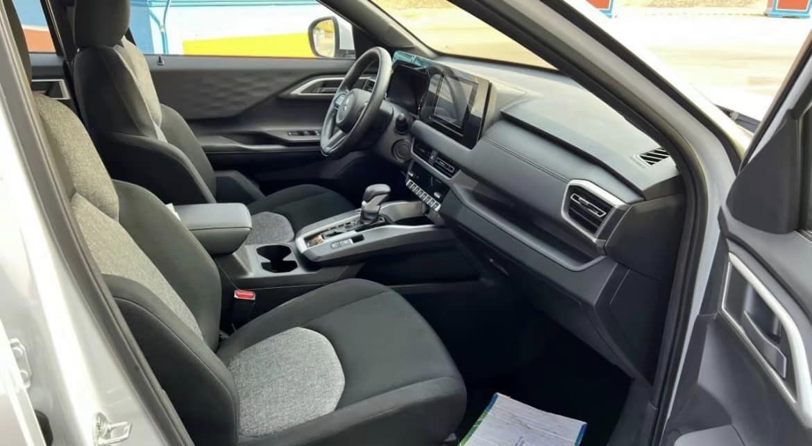 Ảnh thực tế Mitsubishi Xforce base giá 620 triệu vừa về Việt Nam: Mâm nhỏ, ghế nỉ, lược bớt tiện nghi so với bản cao - Ảnh 3