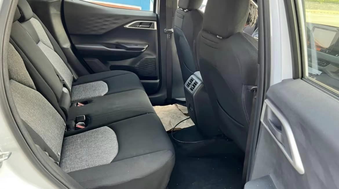 Ảnh thực tế Mitsubishi Xforce base giá 620 triệu vừa về Việt Nam: Mâm nhỏ, ghế nỉ, lược bớt tiện nghi so với bản cao - Ảnh 2