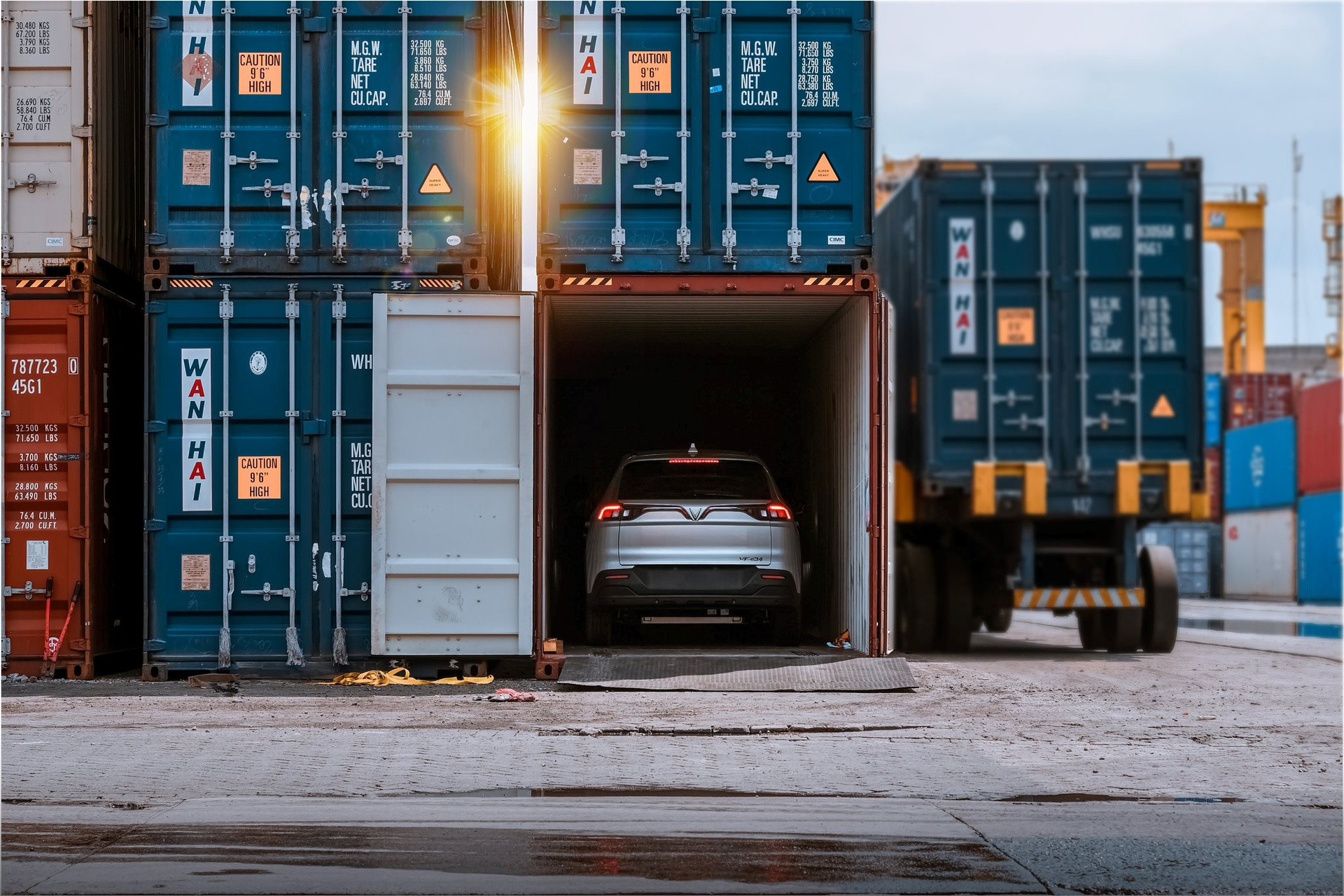 Xuất hiện hình ảnh VinFast VF e34 và VF 5 với diện mạo lạ ở cảng, đích đến là Indonesia? - Ảnh 2