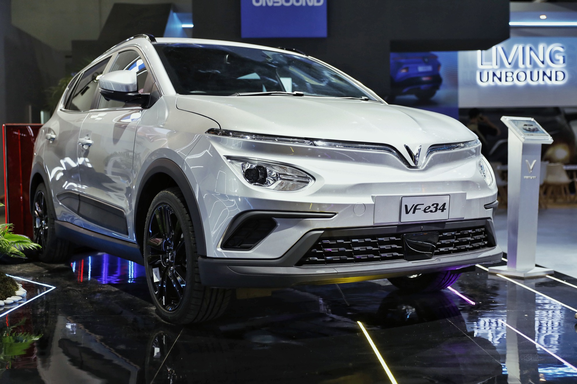 Loạt xe VinFast tay lái nghịch ra mắt: Thiết kế VF 5, VF e34 khác lạ, có trang bị hơn xe ở Việt Nam - Ảnh 3