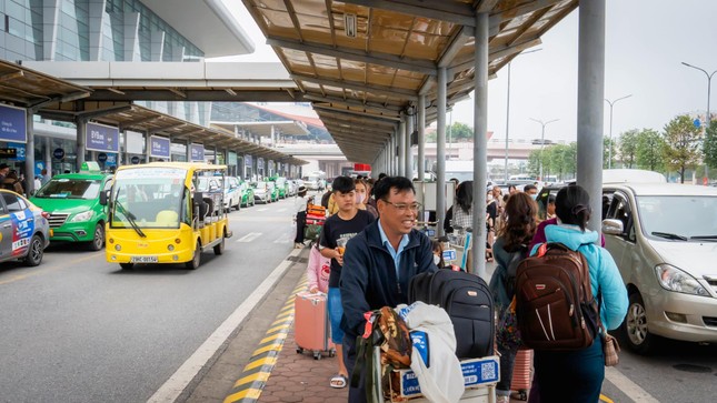 Vé máy bay 'căng như dây đàn' sau Tết - Ảnh 1
