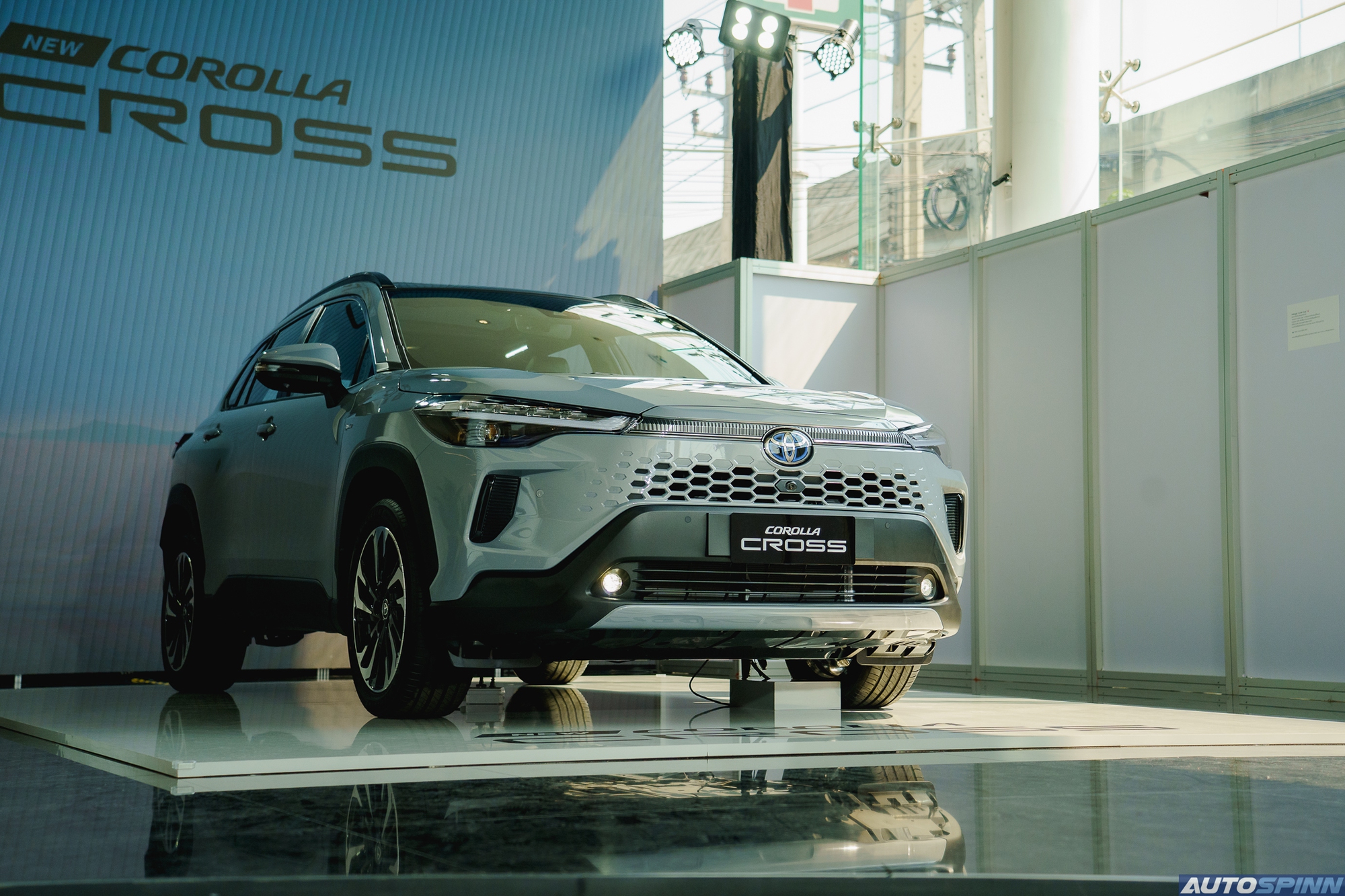 Ra mắt Toyota Corolla Cross 2024: Giá quy đổi từ 680 triệu, lưới tản nhiệt kiểu Lexus RX, có thể Việt Nam giữa năm nay - Ảnh 1