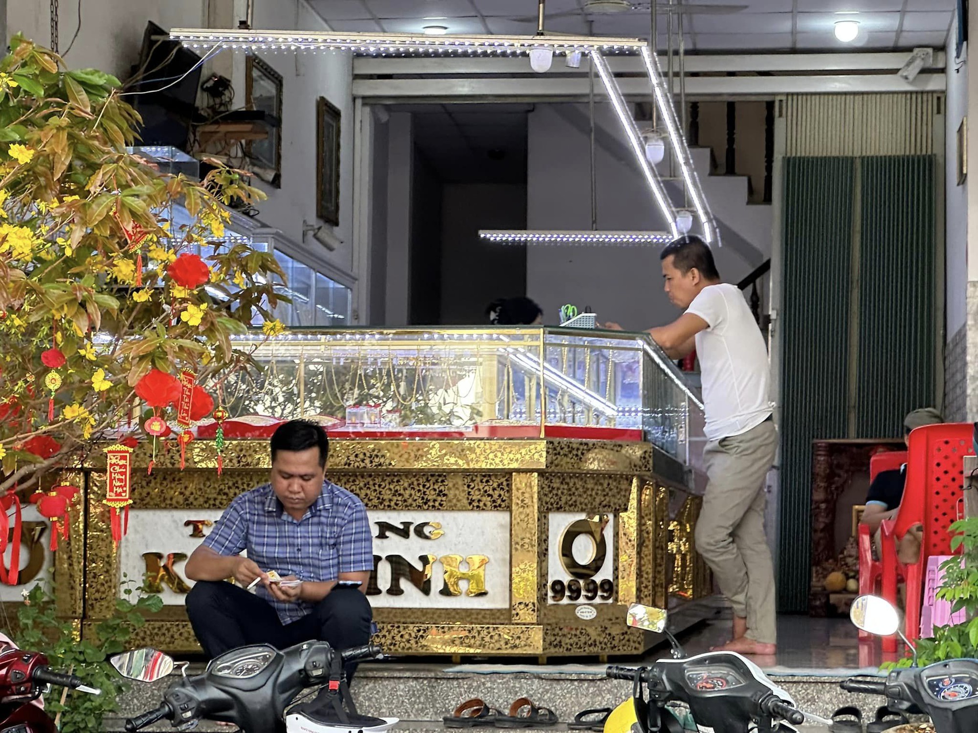 Lượng khách tăng gấp 5 lần, chủ tiệm nói "Tết đã bán hết vàng, phải nhập vàng mới cho ngày Vía Thần Tài" - Ảnh 6