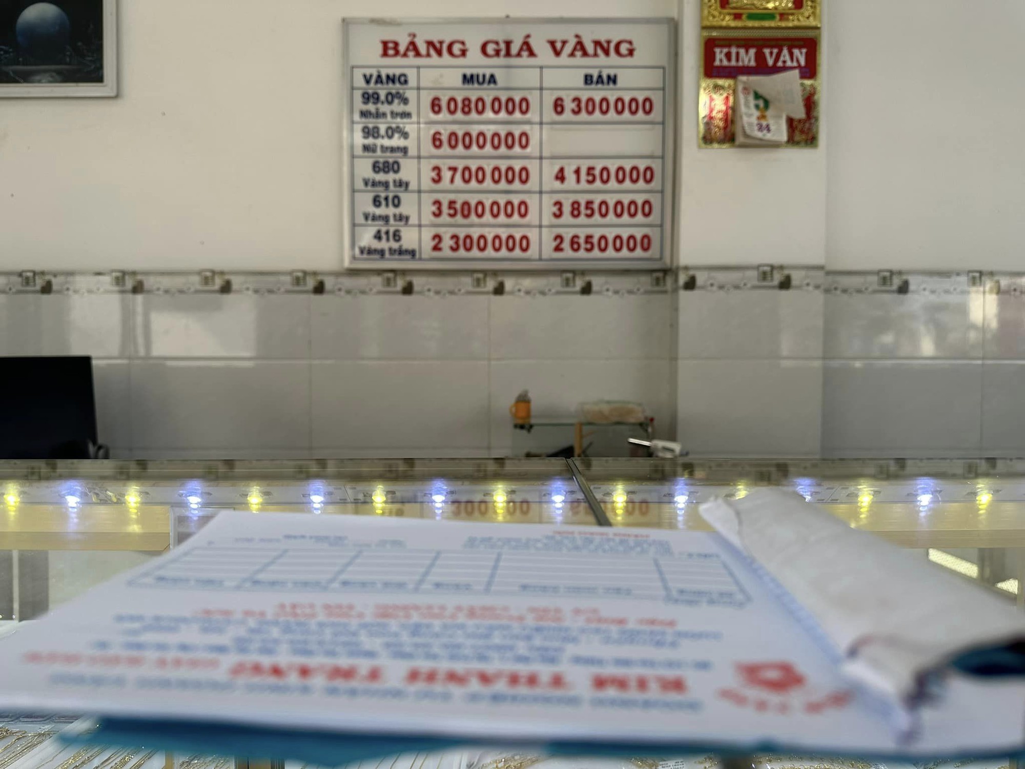 Lượng khách tăng gấp 5 lần, chủ tiệm nói "Tết đã bán hết vàng, phải nhập vàng mới cho ngày Vía Thần Tài" - Ảnh 5