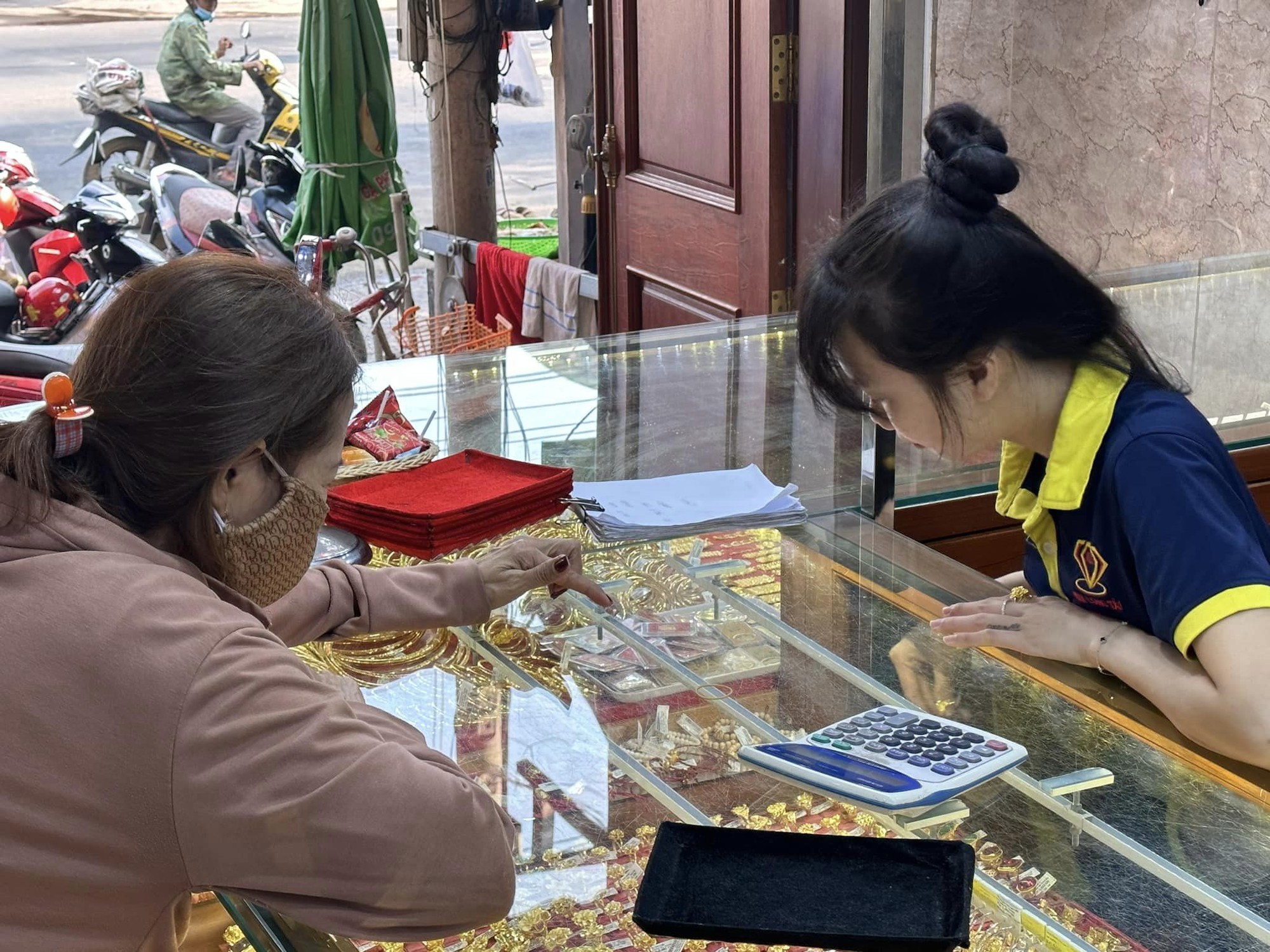 Lượng khách tăng gấp 5 lần, chủ tiệm nói "Tết đã bán hết vàng, phải nhập vàng mới cho ngày Vía Thần Tài" - Ảnh 1