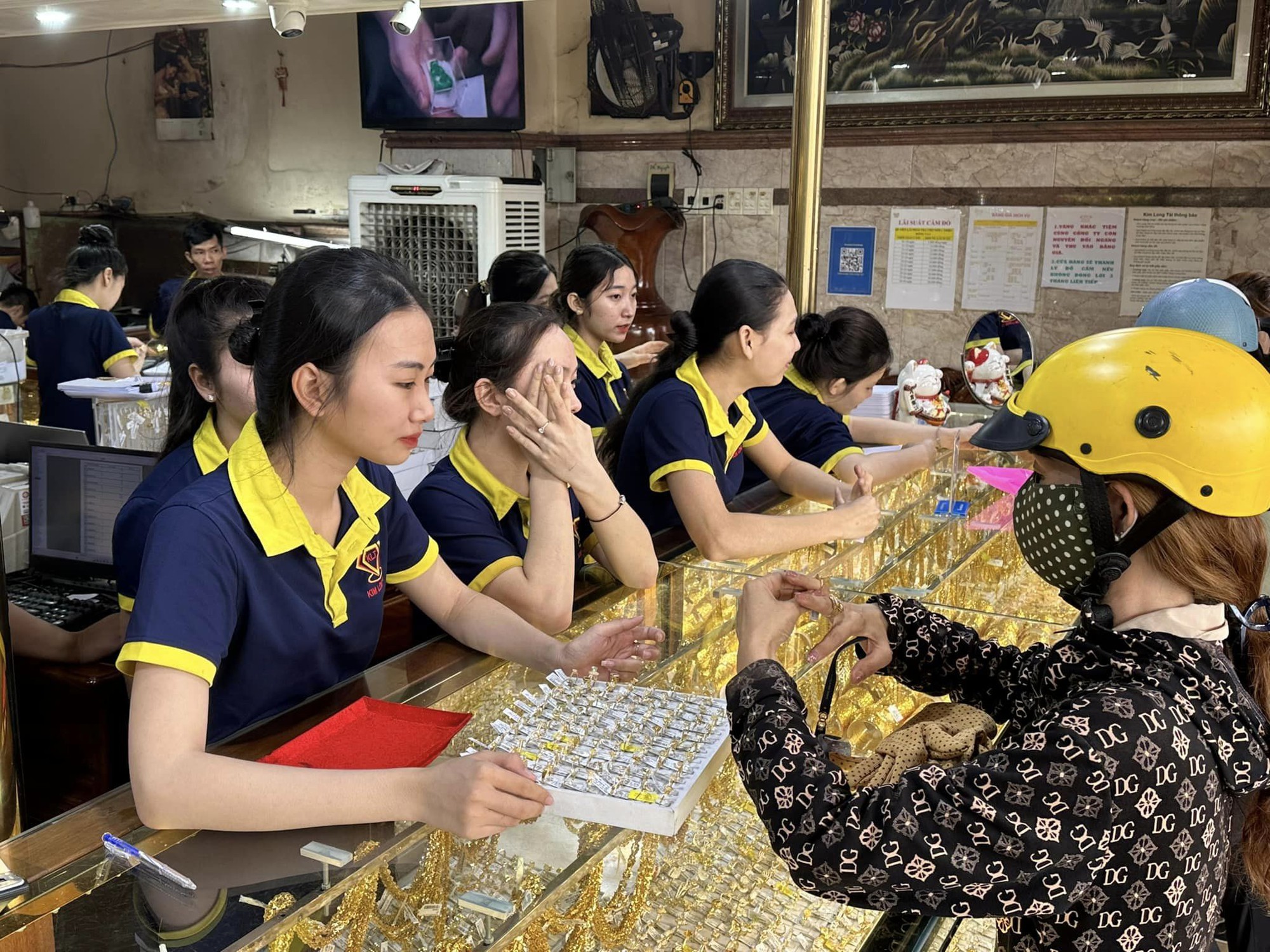 Lượng khách tăng gấp 5 lần, chủ tiệm nói "Tết đã bán hết vàng, phải nhập vàng mới cho ngày Vía Thần Tài" - Ảnh 3