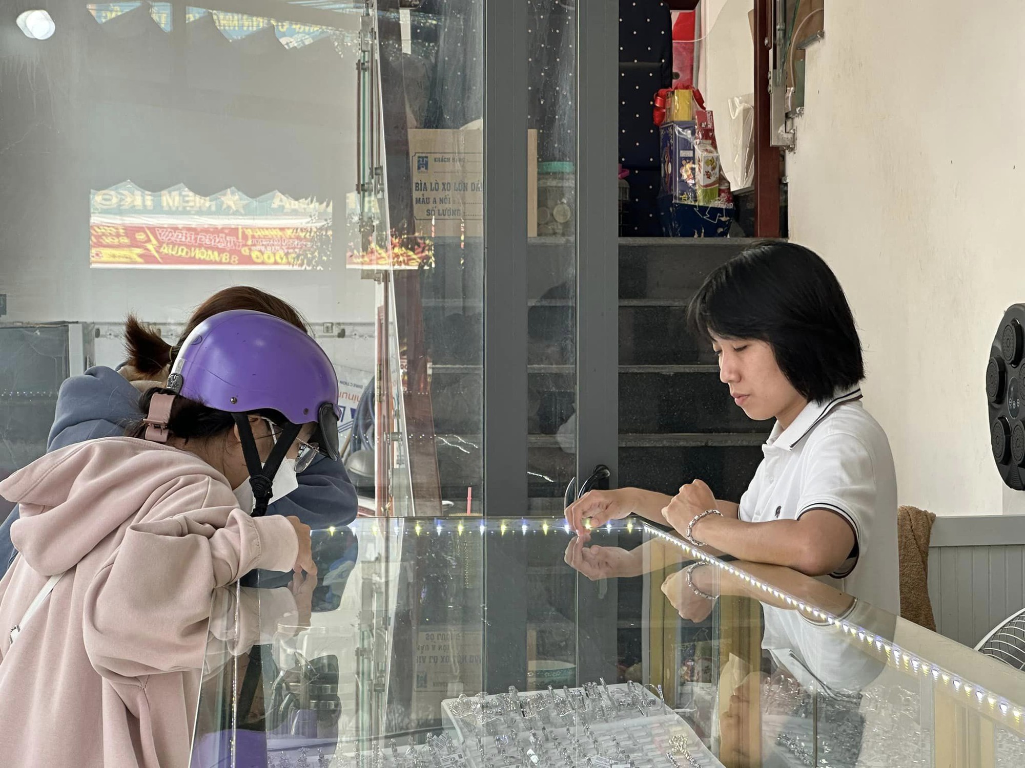 Lượng khách tăng gấp 5 lần, chủ tiệm nói "Tết đã bán hết vàng, phải nhập vàng mới cho ngày Vía Thần Tài" - Ảnh 4