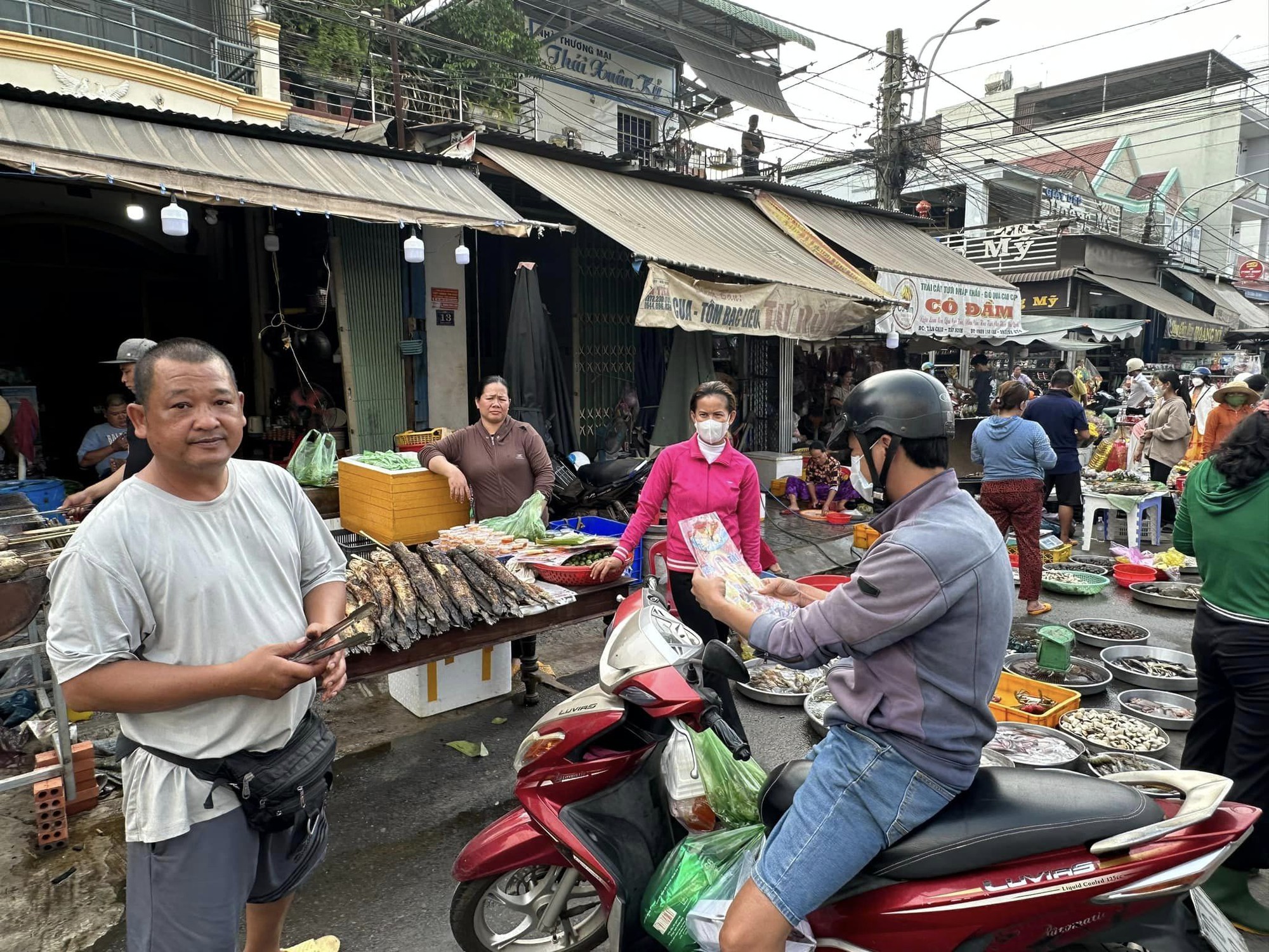 Lượng khách tăng gấp 5 lần, chủ tiệm nói "Tết đã bán hết vàng, phải nhập vàng mới cho ngày Vía Thần Tài" - Ảnh 8