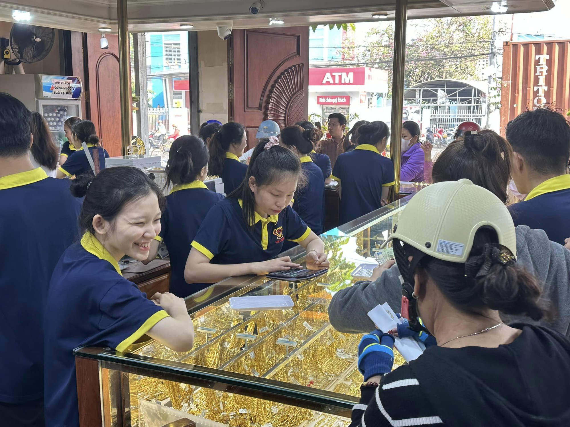 Lượng khách tăng gấp 5 lần, chủ tiệm nói "Tết đã bán hết vàng, phải nhập vàng mới cho ngày Vía Thần Tài" - Ảnh 2