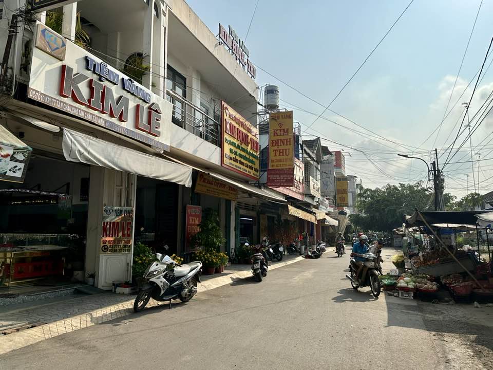 Lượng khách tăng gấp 5 lần, chủ tiệm nói "Tết đã bán hết vàng, phải nhập vàng mới cho ngày Vía Thần Tài" - Ảnh 7