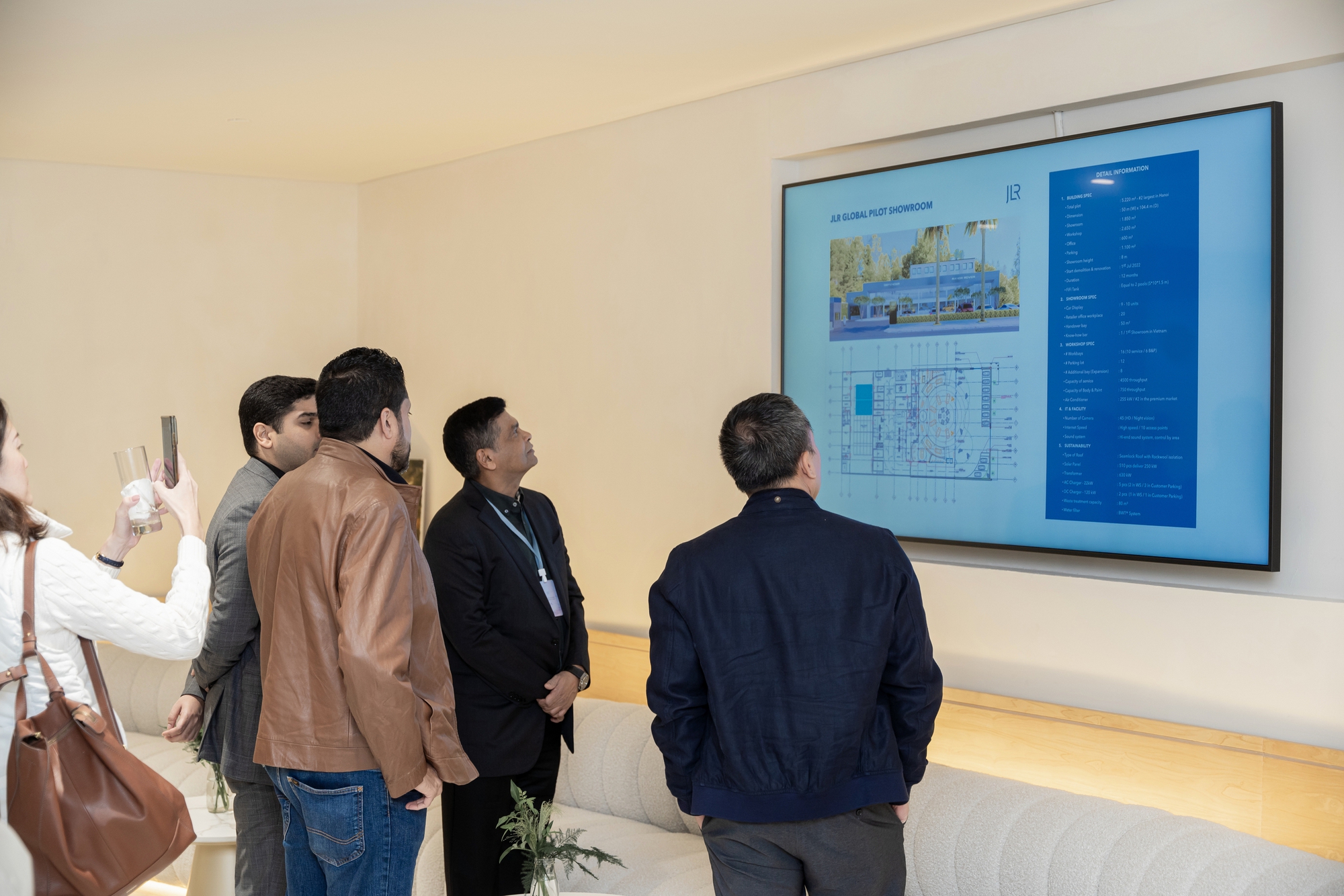 Đoàn JLR châu Á-Thái Bình Dương: ‘Trung tâm trưng bày mới của Land Rover Việt Nam ấn tượng nhưng không dễ nhân rộng’ - Ảnh 7