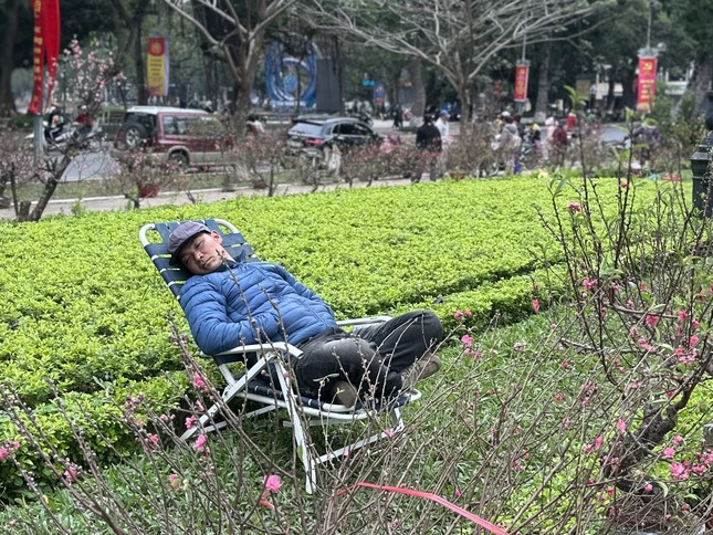 29 Tết: Tiểu thương ngủ gật, đào quất ế chỏng chơ - Ảnh 7