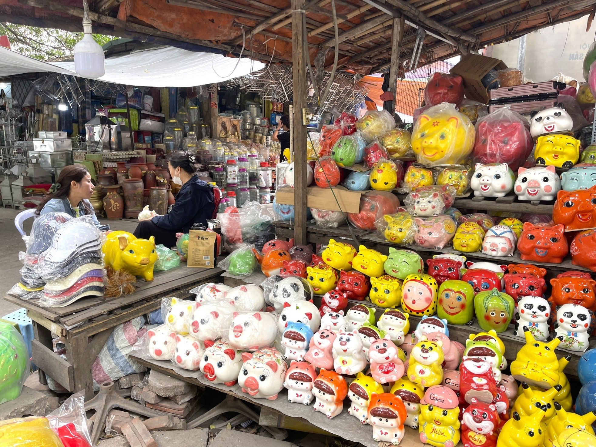 Mua rồng vàng, lợn đất lấy 'vía' may mắn cho năm mới - Ảnh 1