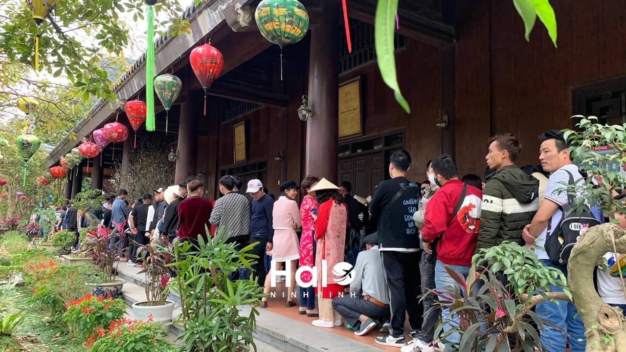 Đông hơn cả Tết: Ninh Bình mùng 9 vẫn chật cứng người, dân tình xếp hàng hơn 2 tiếng để xuống đò vào Tràng An - Ảnh 13