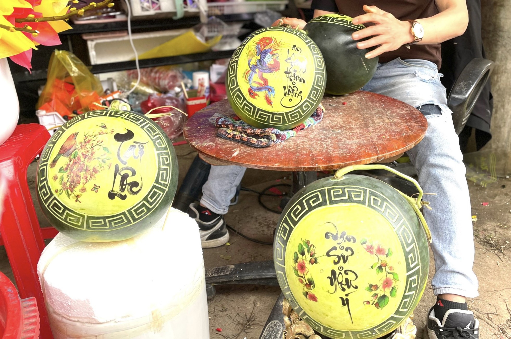 Dưa hấu tỉa thành hình rồng vàng, giá cao vẫn đắt khách - Ảnh 5