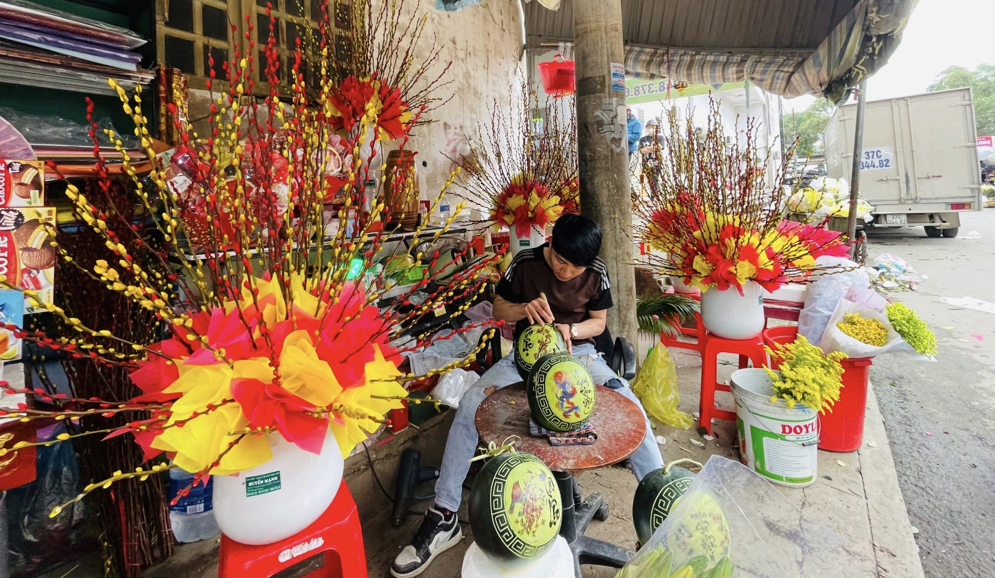 Dưa hấu tỉa thành hình rồng vàng, giá cao vẫn đắt khách - Ảnh 6