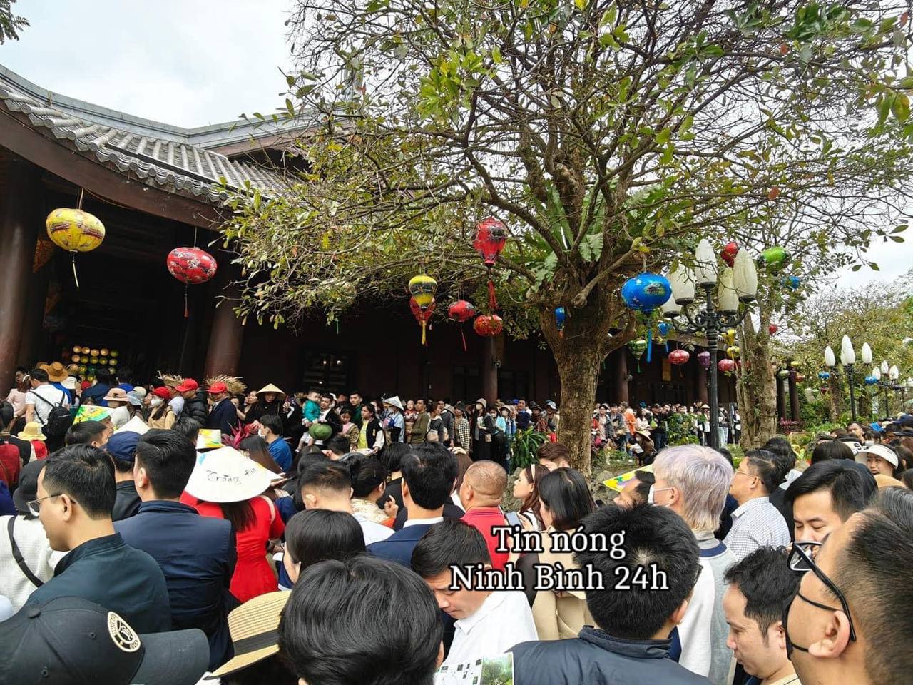 Đông hơn cả Tết: Ninh Bình mùng 9 vẫn chật cứng người, dân tình xếp hàng hơn 2 tiếng để xuống đò vào Tràng An - Ảnh 12