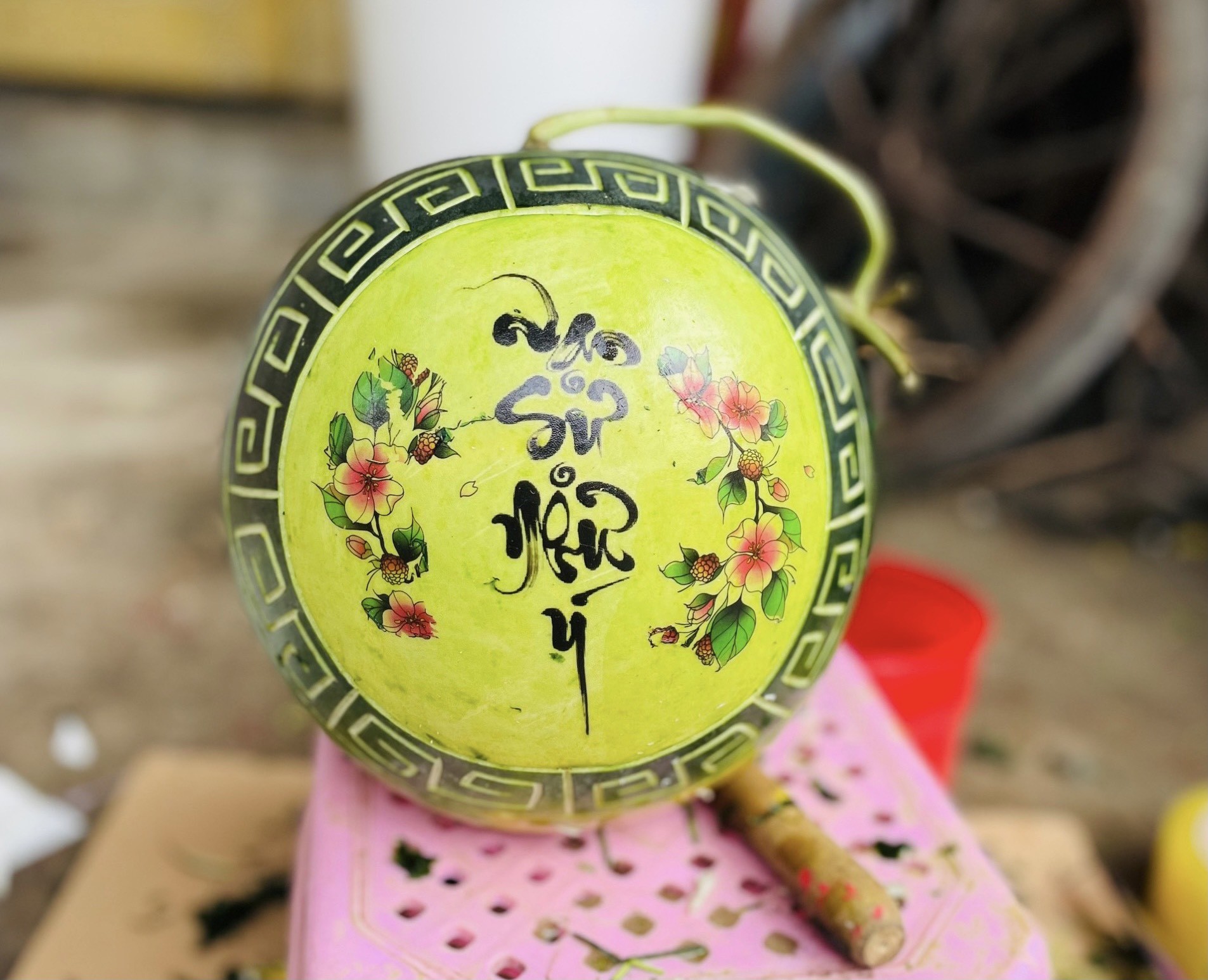 Dưa hấu tỉa thành hình rồng vàng, giá cao vẫn đắt khách - Ảnh 9