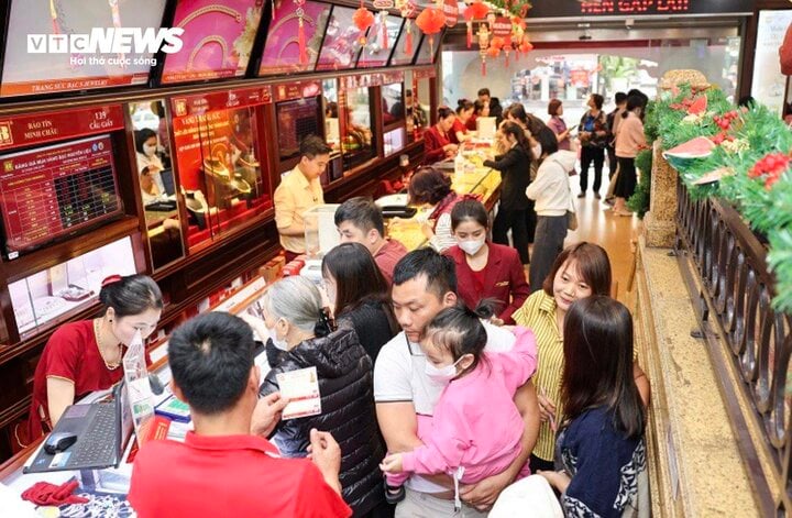 Dòng người chen chúc xếp hàng mua vàng trước ngày vía Thần Tài - Ảnh 2