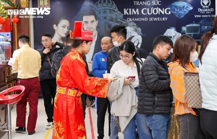 Dòng người chen chúc xếp hàng mua vàng trước ngày vía Thần Tài - Ảnh 5