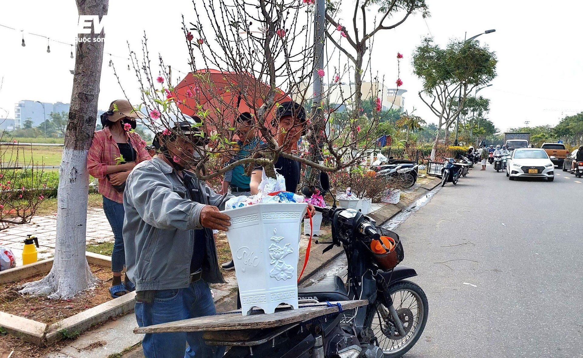 Chở hoa Tết kiếm tiền triệu mỗi ngày, tài xế tranh thủ cày ngày cày đêm - Ảnh 4