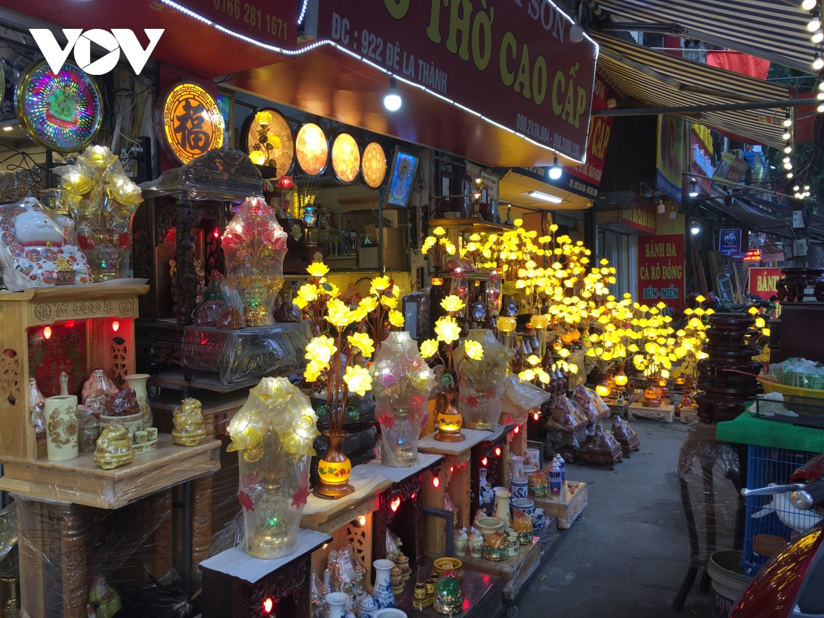 Phố đồ thờ Đê La Thành ảm đạm ngày cận Tết - Ảnh 2