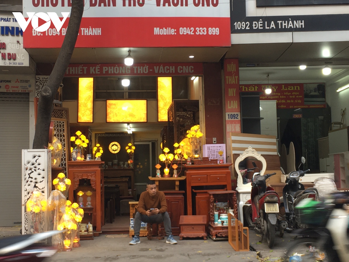 Phố đồ thờ Đê La Thành ảm đạm ngày cận Tết - Ảnh 4