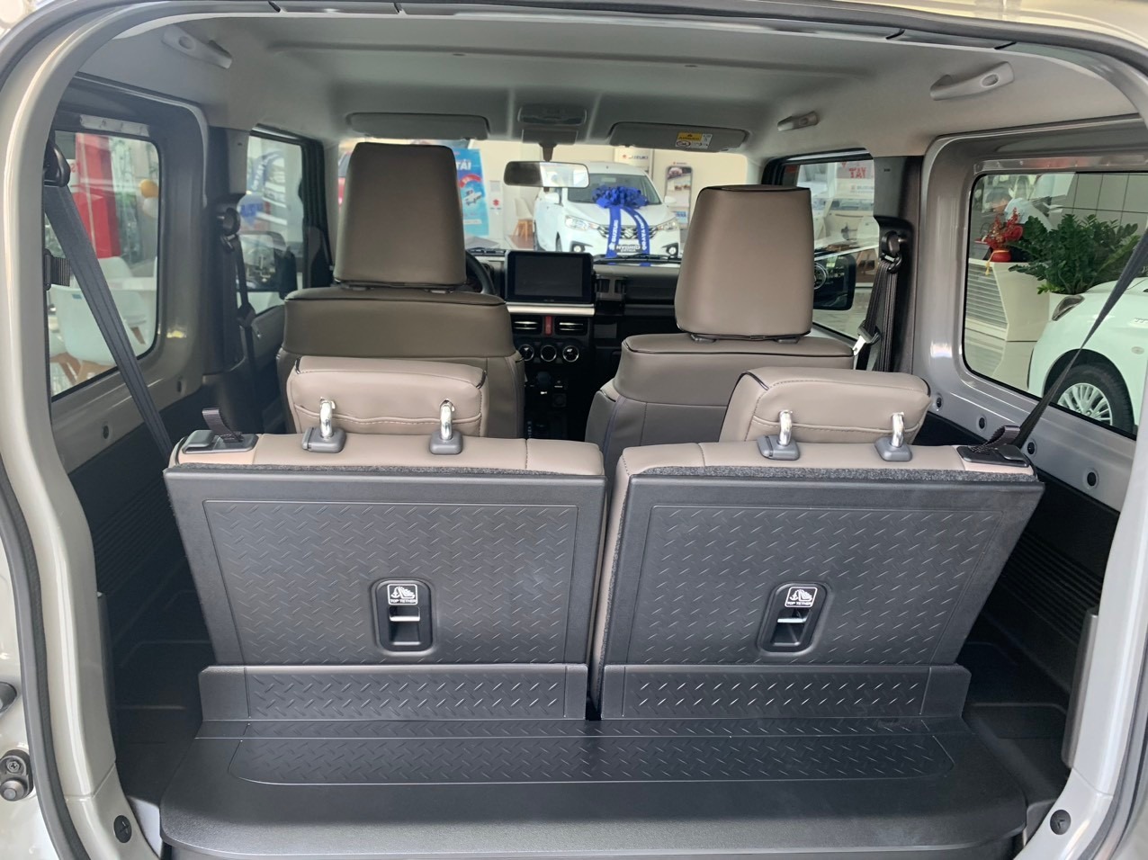 Suzuki Jimny độ kiểu G 63 giá 999 triệu tại đại lý: Thay nhiều chi tiết, có xe giao sớm cho khách Việt chơi Tết - Ảnh 10