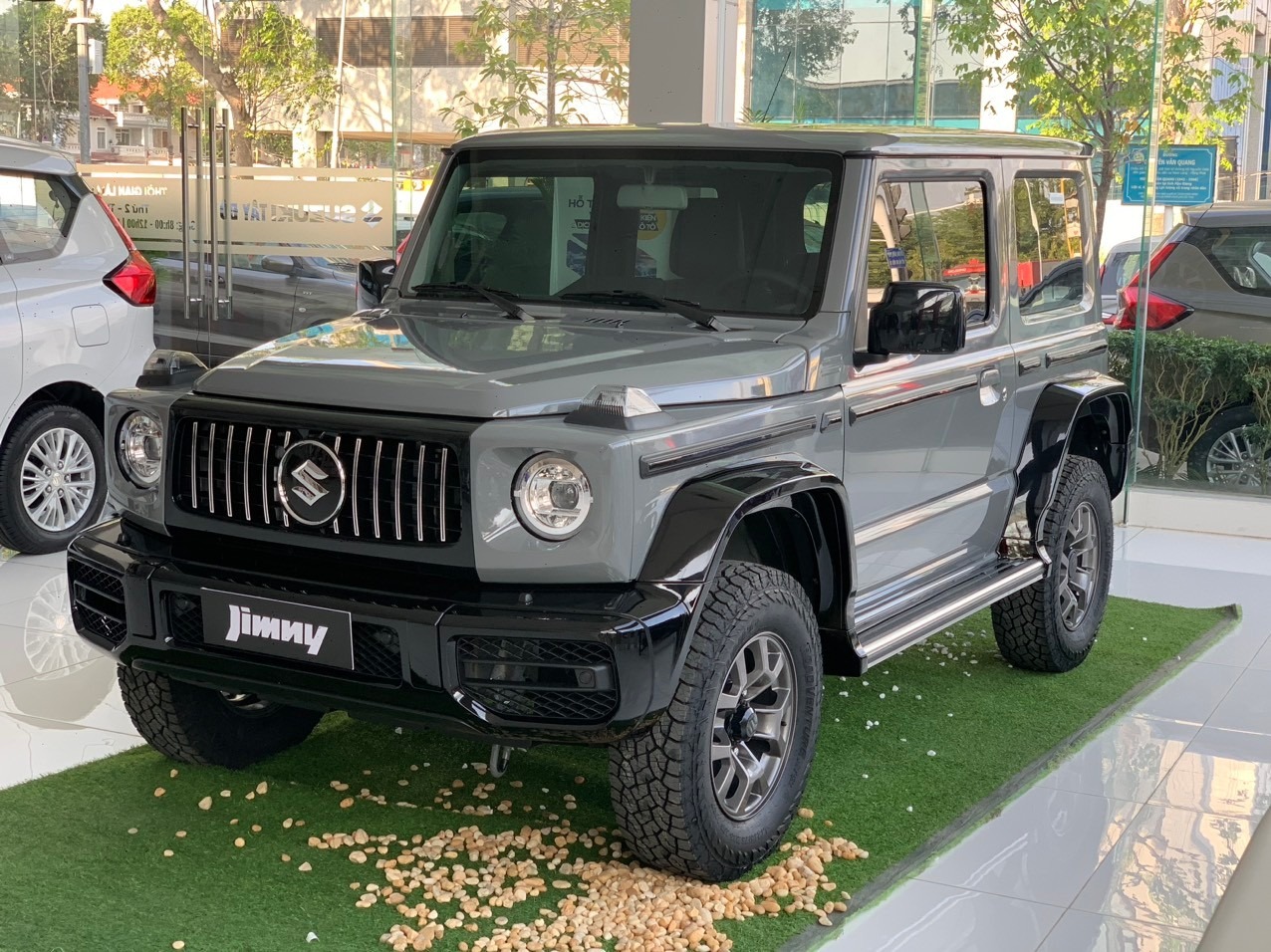 Suzuki Jimny độ kiểu G 63 giá 999 triệu tại đại lý: Thay nhiều chi tiết, có xe giao sớm cho khách Việt chơi Tết - Ảnh 1