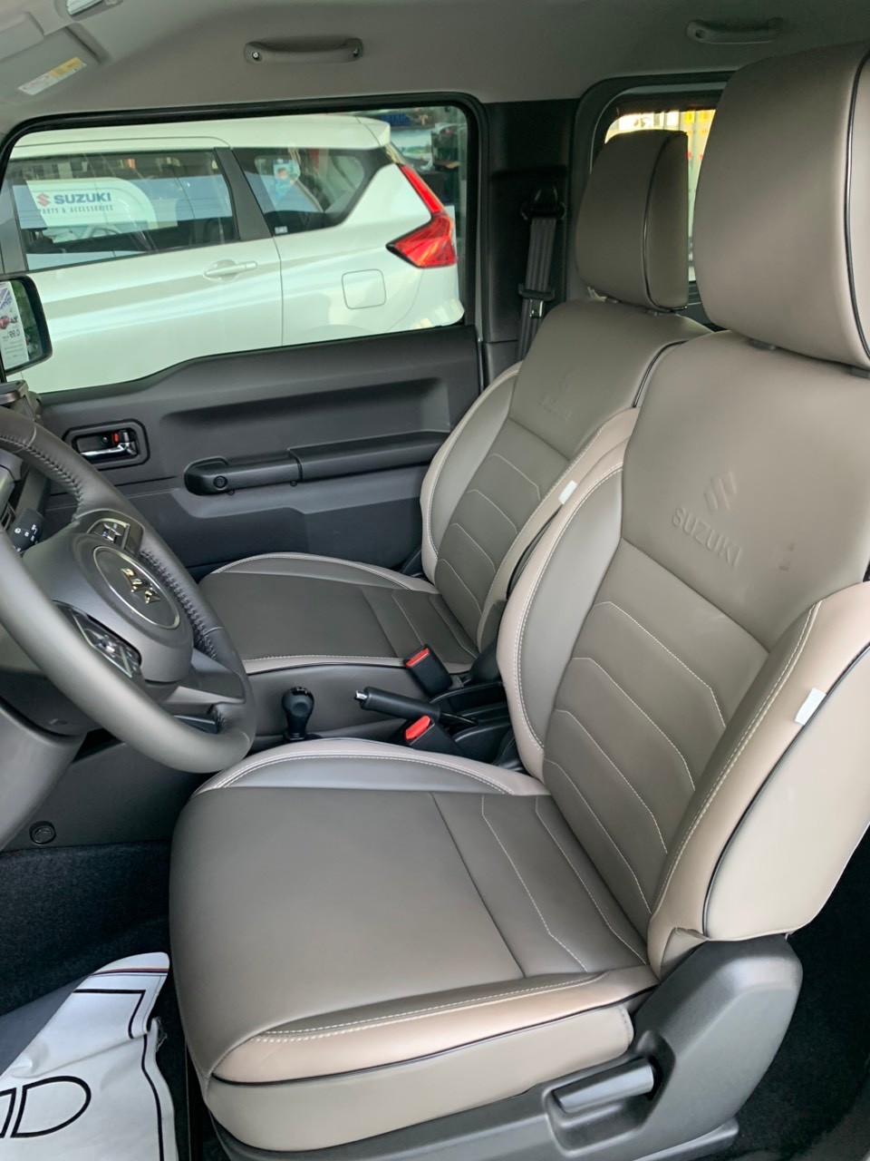 Suzuki Jimny độ kiểu G 63 giá 999 triệu tại đại lý: Thay nhiều chi tiết, có xe giao sớm cho khách Việt chơi Tết - Ảnh 9